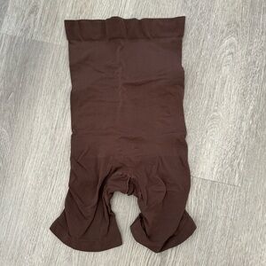 High waisted mid thigh Skim’s Sculpting Shorts Brown size XL
